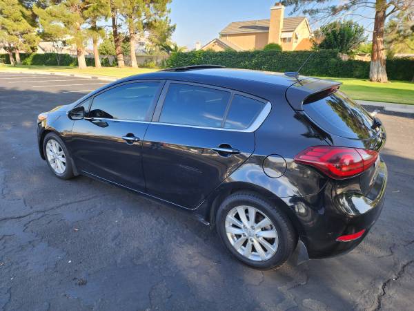 KIA HATCHBACK INTERIOR DE CUERO NEGRO TÍTULO LIMPIO - $4,500 (LANCASTER)63623879768963123