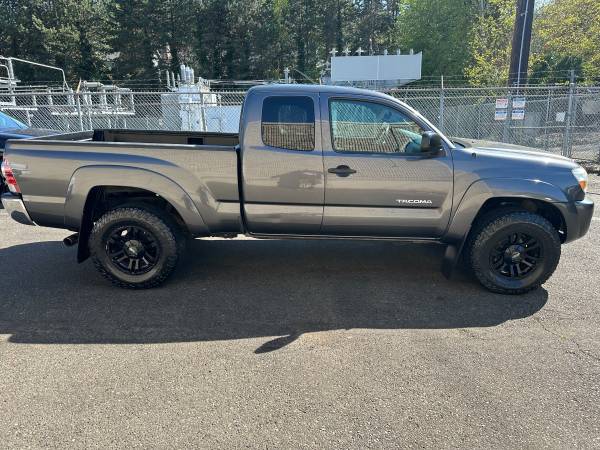 2010 Toyota Tacoma Access Cab Sr5 4WD--Millas bajas, limpio, automático-- - $21,995 (kirkland)63613909108865123