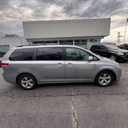 2011 TOYOTA SIENNA LE - TRACCIÓN EN LAS CUATRO RUEDAS - ¡GARANTÍA GRATIS POR 3 MESES! - $8,500 (VIENNA, VA)63616289826177122