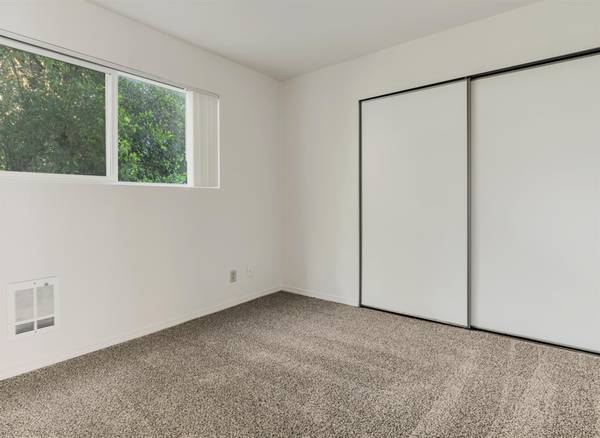 $1,400 / 2br - CALL NOW- TOUR READY! - Off Street Parking | Easy Access to I-5 (Portland)63820824772867121