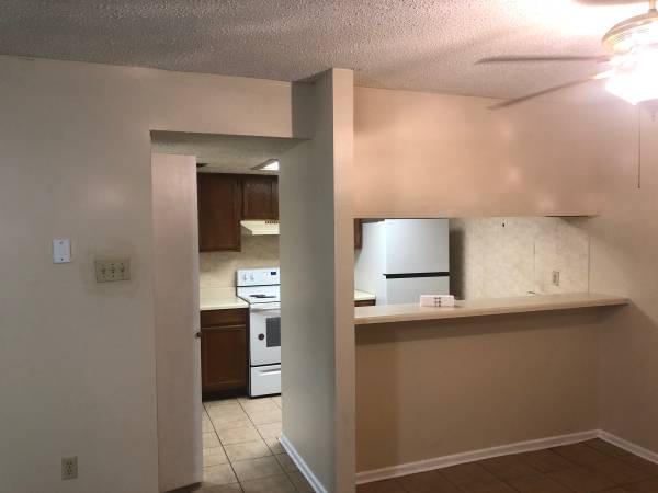 $1,100 / 2br - Hillside condo Downstairs (Laredo exit 3a)63662019082881122