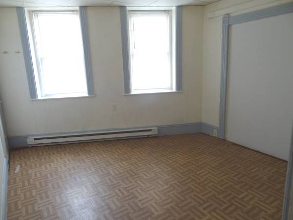 $575 Roommate wanted in 3 bedroom apt. Walk to MCPHS & DCU Center worcester (Worcester)63825124952577121
