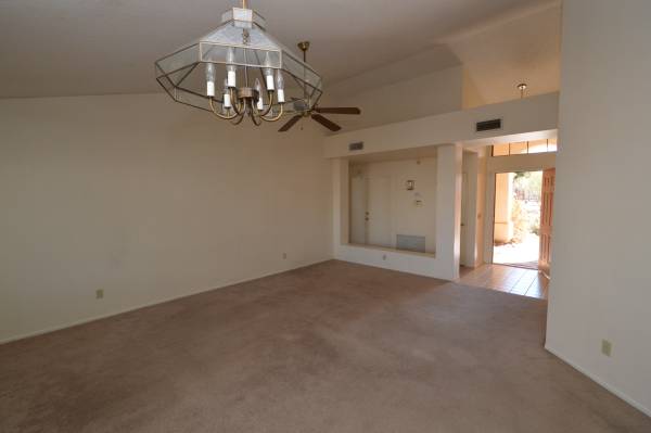 $1,700 / 3br - 1210ft2 - This adorable 3br/2ba home has loads to offer! (10133 E Essex Village Drive)63674996739841121