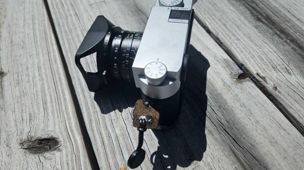 Leica M10 with Visoflex charger and extra battery NO LENS - $4,250 (Boston)63471244308099124