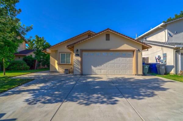 $890 / 4br - 1911ft2 - Female home, all utilities included (Sacramento)64043665337731120