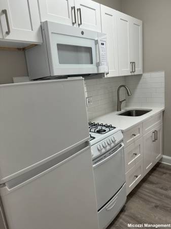 $2,295 / 1br - *SIN COMISIÓN* Unidad completamente renovada en el primer piso con porche, cerca del T *AHORA * (Brighton)63699333501185121