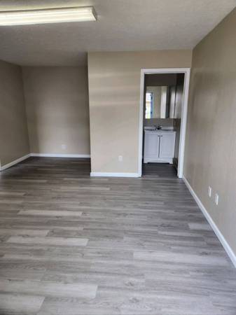 $750 / 2000ft2 - ---LAST ONE----2000 sq.ft. flex space office warehouse $750.00 month (Canton South)63621849118849121