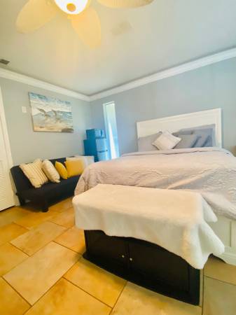 $1,150 / 1br - Alquiler de cuartos para huéspedes/estudio (Port St. Lucie)63799881482627120