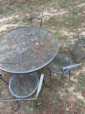 Patio table and 3 chairs metal 1