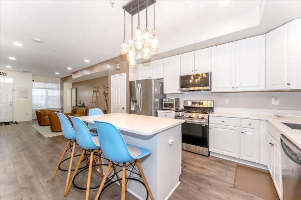 $400,000 / 3br - 2040ft2 - Breathtakingly Beautiful  in Frederick. 3 Beds, 2 Baths64054762716929124