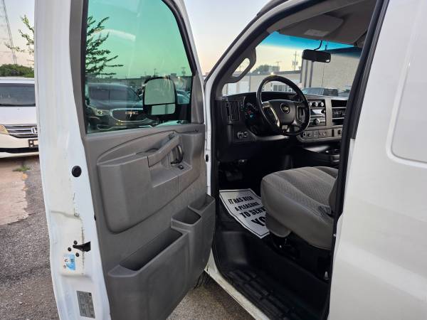 2017 Chevrolet Express - Photo 8