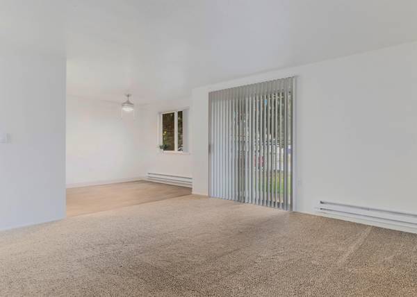 $1,450 / 2br - Very Walkable Area, Seasonal Pool, Onsite Management + Easy Transport (Rockwood Area)63914741090307121