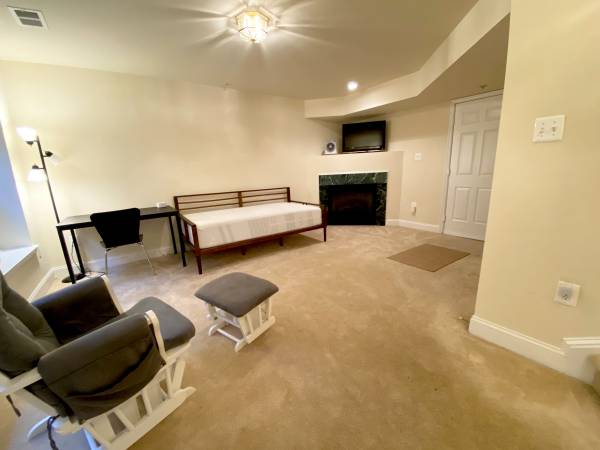 $1,050 / 1br - 2000ft2 - Room for Rent INCLUDING UTILS & HOUSE GOODS (Clarksburg, MD)63843415364353120