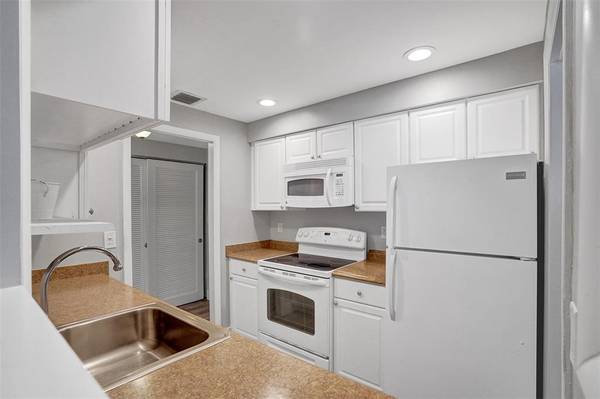 $323,900 / 2br - 1098ft2 - Two BR Condo in Boutique Building Short Walk to Beach in Pompano Beach (Pompano Beach)63825127260035123