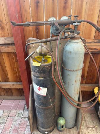 OXYGEN ACETYLENE WELDING TORCH GAUGES TANKS 1