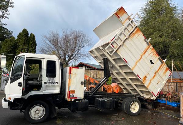 2002 Isuzu FRR / Chipper Truck 1