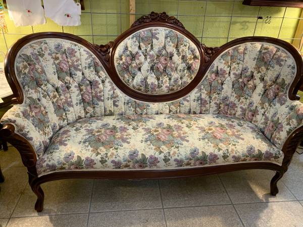 REDUCED! VICTORIAN STYLE SOFA 1