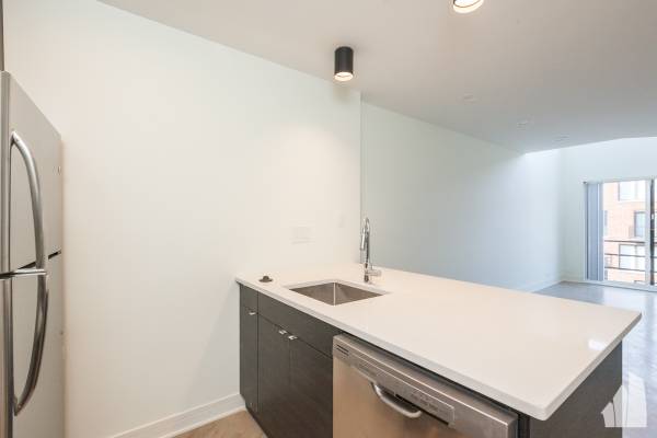 $2,450 / 1br - ¡Dúplex único con vista al lago! Lavadora/secadora en la unidad, balcón, estacionamiento! Sin depósito de seguridad, se aceptan mascotas (Lake View East)63918533171970124