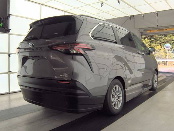 2022 *Toyota* *Sienna* *XLE* handicap, wheelchair accessible VMI side - $68,000 (Toyota Sienna)63624909020417124
