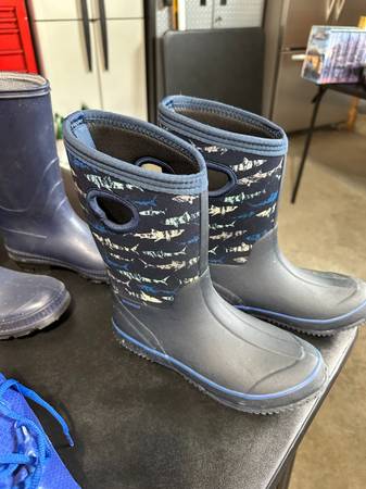 Kids waterproof boots - size 4 1