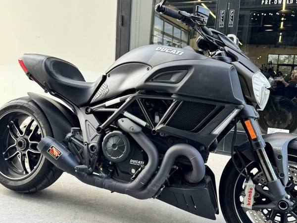 2017 Ducati Diavel Carbon Asphalt Grey And Matt Carbon 1