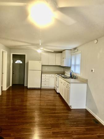 $1375.00 / 2br - 816ft2 - Amplia casa independiente de 2 habitaciones y 1 baño en un barrio acogedor, ubicada63869455709825124