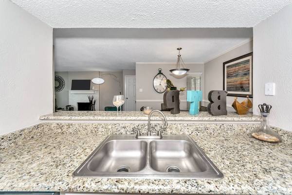 $1,105 / 1br - 735ft2 - Refrigerator, Tub/Shower, Weight Machines (4500 Sojourn Dr, Addison, TX)63846410175489121