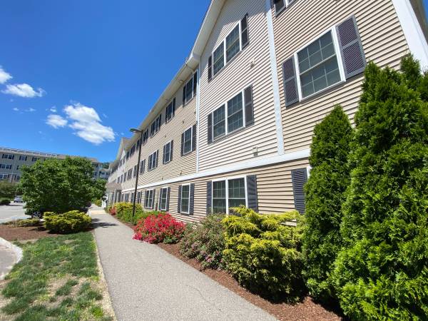 $1,980 / 2br - 853ft2 - Carpenter Style Apt w/ in -Home Laundry -- Cat & Dog Friendly (20 Sentinel Ct., Manchester)63931787519747121