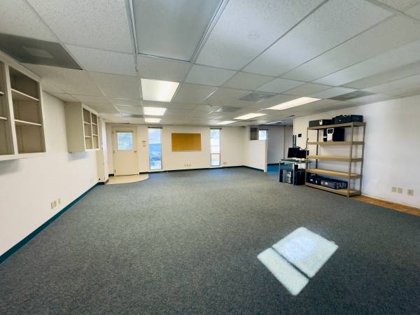 $975 / 1425ft2 - Quiet Upstairs Office Space - For Lease (Redding, CA)63972383940610122