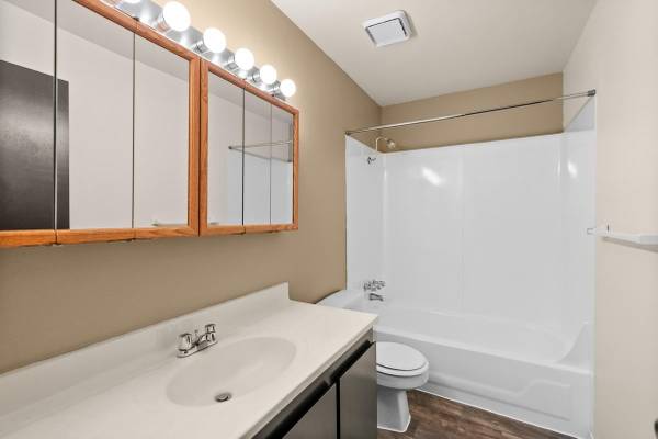 $1,350 / 1br - 608ft2 - Large 1 bedroom 1 bath! Your search is over! (301 T St SW)63786756092161120