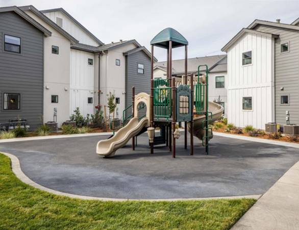 $3,095 / 2br - Spacious Two Bed | In Mark West School District - Central Heat & AC (Larkfield / Santa Rosa)63946670524418123