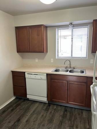 $1,058 / 2br - 810ft2 - PISO DE 2 DORMITORIOS Y 1 BAÑO (3010 SIMCOE DRIVE)63953482286338121