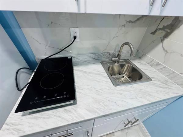 $900 / 1br - BEAUTIFULLY UPGRADED LARGE EFFICIENCY ON A LAKE WITH A SPARKLING POOL (Hollywood)64051004748161124
