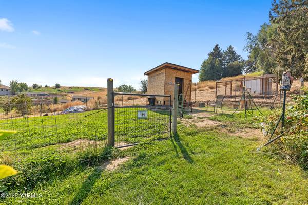 $440,000 / 4br - 1852ft2 - stunningly serene 4-bedroom, 2-bath hill top home (Selah)64319759864193123