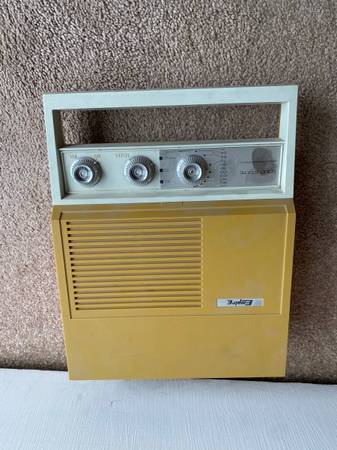 Vintage EMPIRE Solid State Portable Radio & 33/45 RPM Record Player 1
