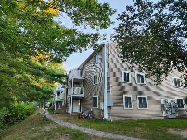 $425,000 / 2br - 925ft2 - Listo para mudarse 2BR/2BA Piso superior Condo con balcón Vistas arboladas Piscina y tenis (Natick)63856338497539122