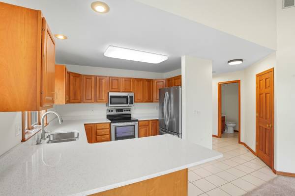 $2,350 / 2br - 2064ft2 - AVAIL NOW-HUGE 2BR/2.5BA TOWN HOME AT WOODRIDGE ESTATES! (10 Redtail Ct, Coralville, IA)63897404956802121