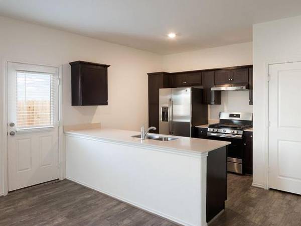 $1,795 / 3br - 1266ft2 - ¡Tu nuevo hogar! ¡ENORME patio trasero / Garajes adjuntos!! ¡6 semanas GRATIS! (Linea Stillwater)64024342885633122