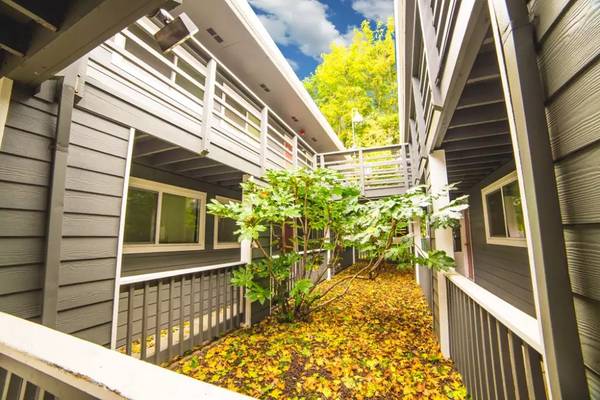 $1,450 / 2br - 825ft2 - 6 weeks free rent with a lease! Conveniently located 2 bed / 1 bath! 8 (BEAVERTON)63672636849539121