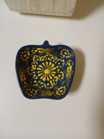 4 Ozen ceramic apple shaped dipping bowls 1