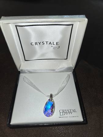 Nuevo collar hermoso de cristal Lizety. No es azul - $35 (Tinley Park)63471433263747122