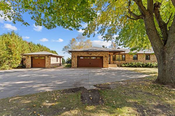 $3,000 / 3br - 3056ft2 - Lake Winnebago 3 Bedroom 3 Bath Home Very updated (Oshkosh)63845966967041123