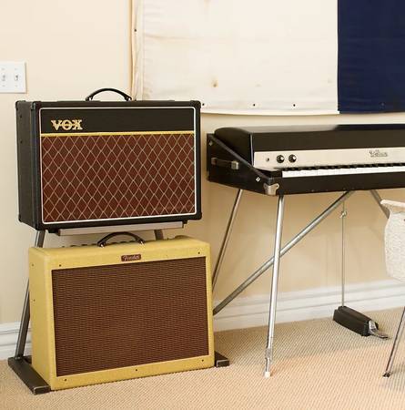 Combo Amp Stand (for home display) 1