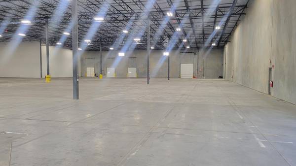 $990 Garner Warehouse – 9,600 SF Máx. | $0.99/SF | Mano de obra del inquilino aceptada (Garner, NC)63685980127619123
