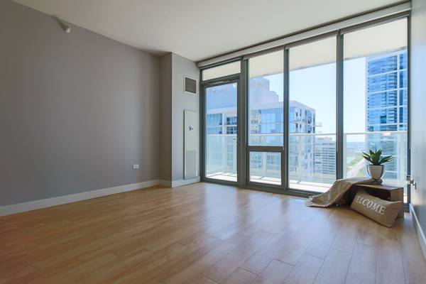 $2,100 / 589ft2 - Hermoso estudio con lavadora/secadora, pisos de tablones, electrodomésticos de acero inoxidable (Loop/Nueva Zona Este)63781303050243121