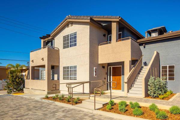 $4,350 / 2br - 1025ft2 - Electrodomésticos de acero inoxidable, armarios walk-in, iluminación moderna (Pacific Beach / Crown Point)63663854087809122