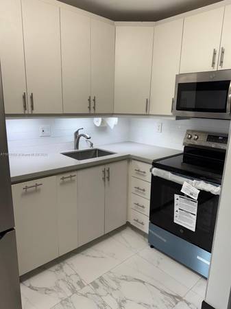$2,400 / 2br - 812ft2 - Fully Renovated 2-Bed, 2-Bath Condo in Kendall – Modern Finishes63906441968003123