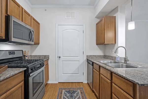 $1,109 / 1br - 713ft2 - Gorgeous 713 sq ft 1 bed / 1 bath - Prime location in Joshua (Joshua)63796555557121121