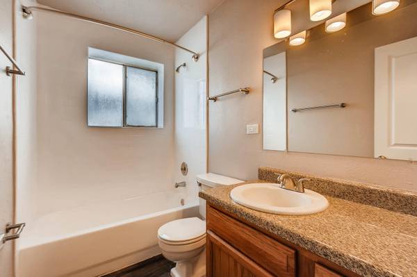 $1,499 / 2br - Sweater Weather Starts Here! Cozy Apartments Available Now! (Englewood)63973505522050123