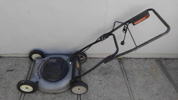 Working Electric lawn mow 1